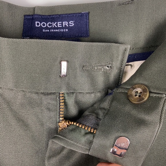 Pleated Green Dockers Classic Fit - Picture 2 of 4